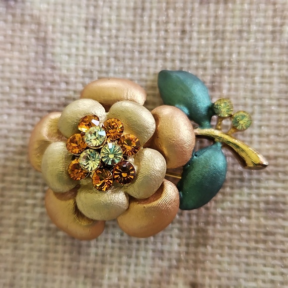 Vintage 3D Flower Brooch - Picture 1 of 16